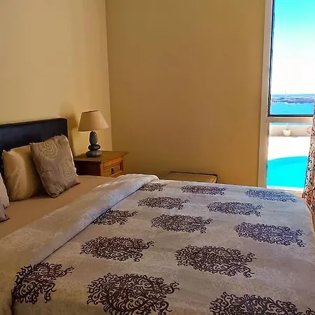 Beach And Pool View , 4 People, And Free Wifi
